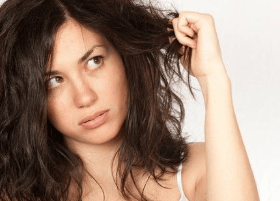 Capelli in primavera, per ringiovanirli si parte dalla cute